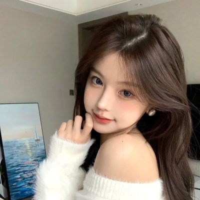 穿白丝绸的女人